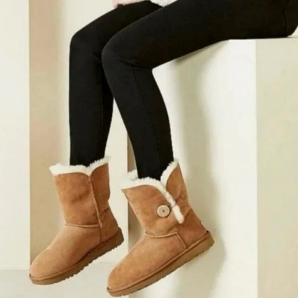 UGG| Bailey Button Il Round Toe Plush Sheepskin Leather Pull On Boot Boots Sz 6 - Picture 1 of 10
